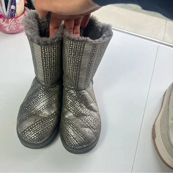 UGG Ugg Bailey Bow
Bling Flat Boot Sparkly Gray Boots Size 6 - Picture 12 of 15